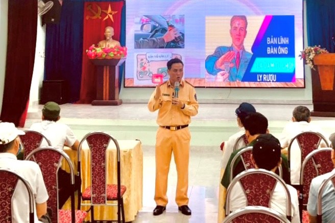 Tuyên truyền phổ biến pháp luật về TTATGT cho 100 cán bộ  Hội cựu chiến binh phường Niệm Nghĩa 